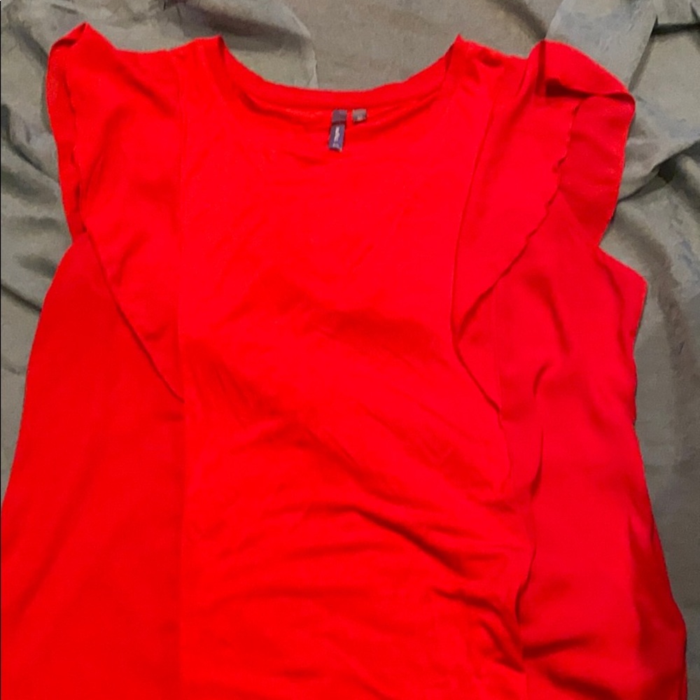 Red shirt sleeve shirt
